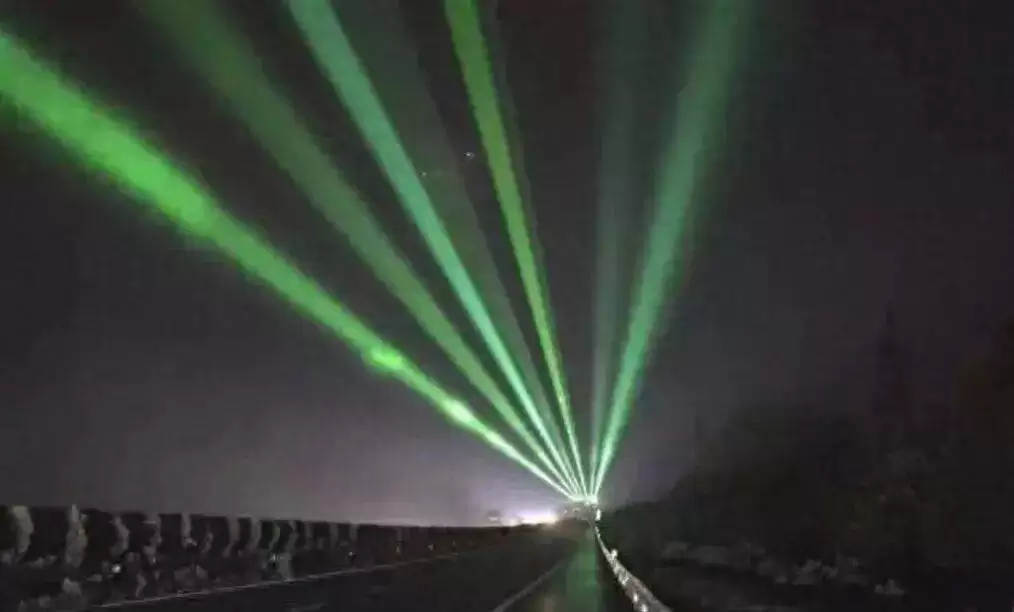 高速夜行遇神秘绿光?别慌!它是防疲劳神器,但安全驾驶还得靠自己