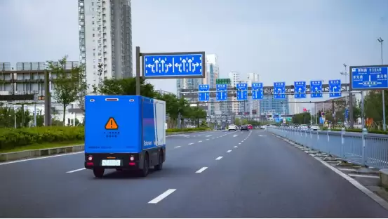 Momenta Robovan落地苏州，世界模型打通城配“最后一公里”