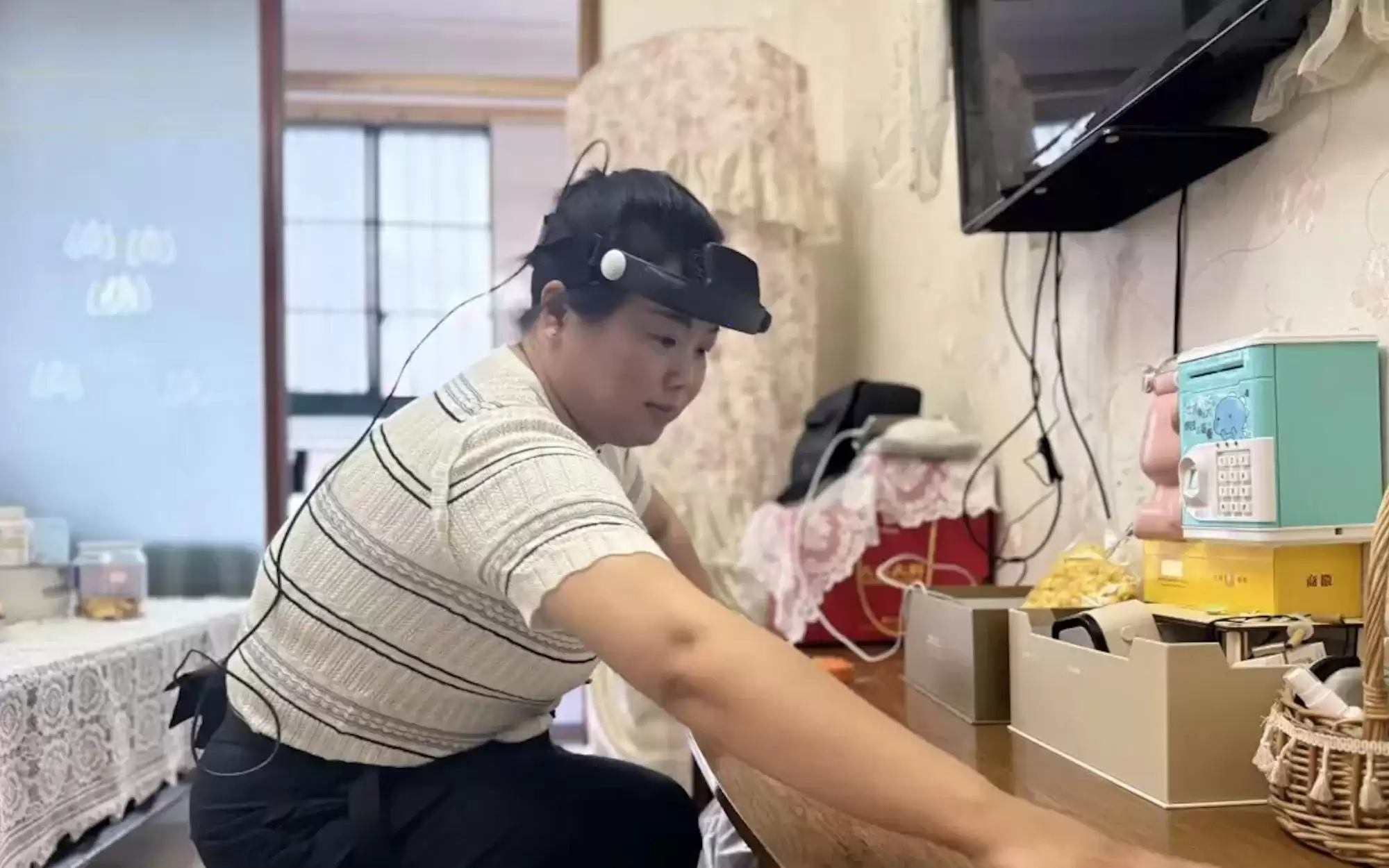 小城宝妈和农村留守者，正在教机器人“做人”