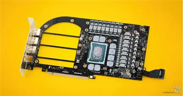 技嘉RTX 5080木纹显卡首发单板镂空设计,开创垂直气