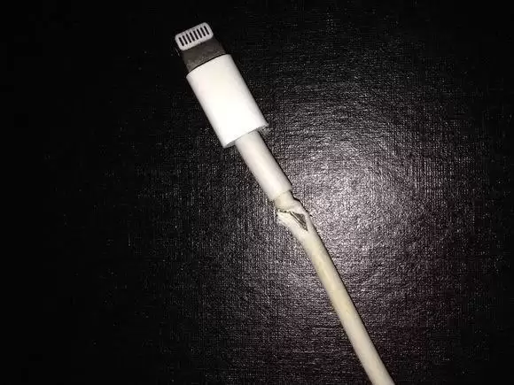 苹果数据线一根149元,为什么这么贵却容易坏?终于找到原因了