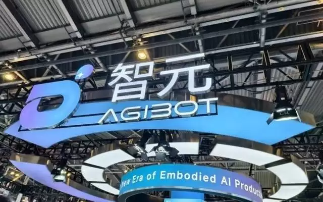智元“家族”集结WAIC,姚卯青探讨物理AI的“ChatGPT时刻”|聚焦2026WAIC
