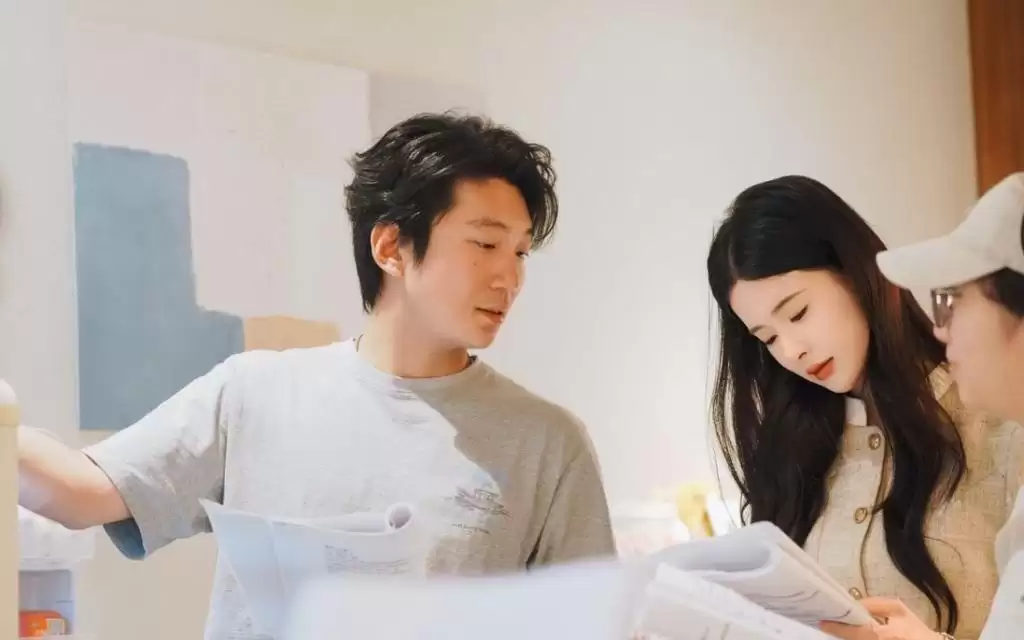 AI一天写1000个剧本,孟娜王道铁在横店调节一盏台灯