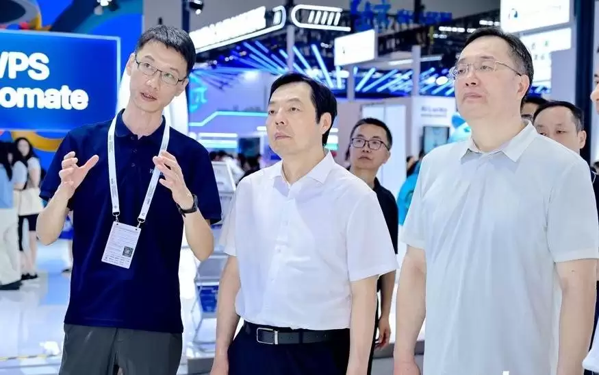 在WAIC连发三大智能体,蜜度不卷参数卷深度:用数据飞轮筑垂类AI护城河