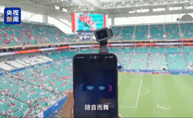 全球首款机器人手机随音乐跳舞炫技