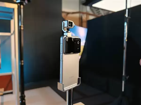 荣耀Robot Phone让罗永浩感到吃惊 方飞：背后蕴藏着大量工程挑战