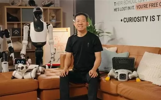 贾跃亭:孩子痴迷我们机器人哭着不肯下课 妈妈买了一台才罢休