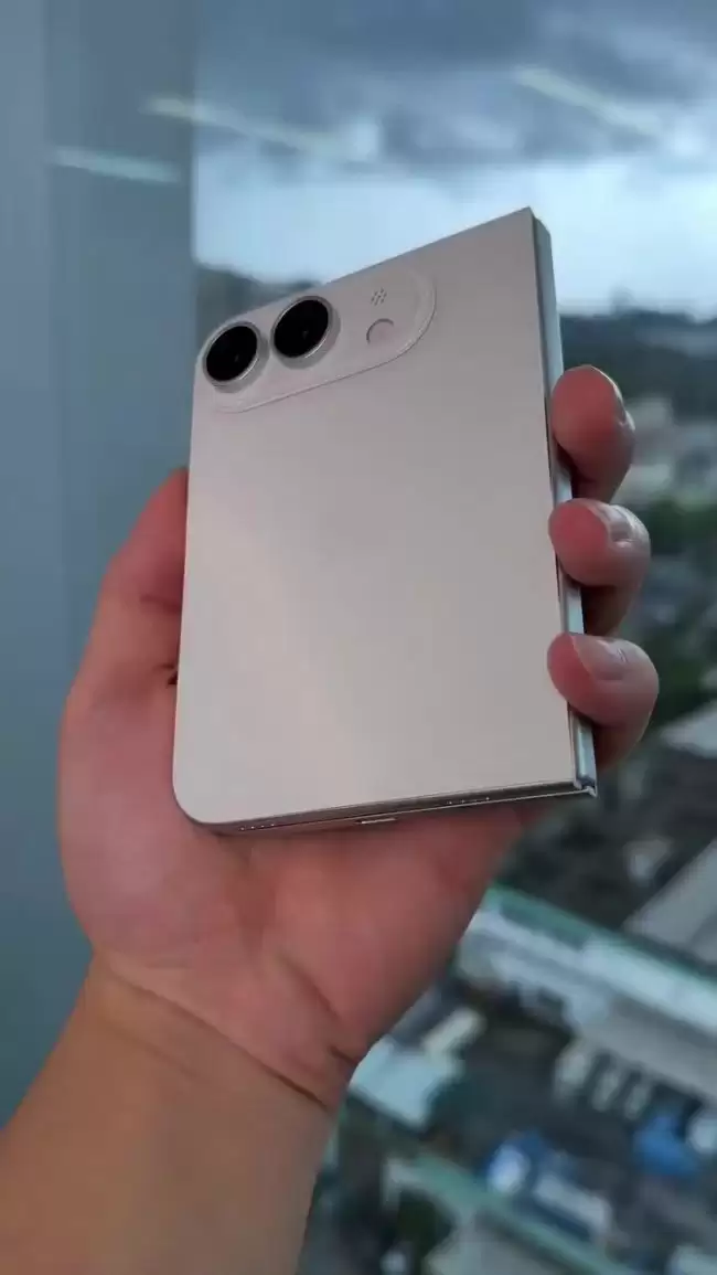 苹果折叠手机首秀白色版 iPhone Ultra 机型现身