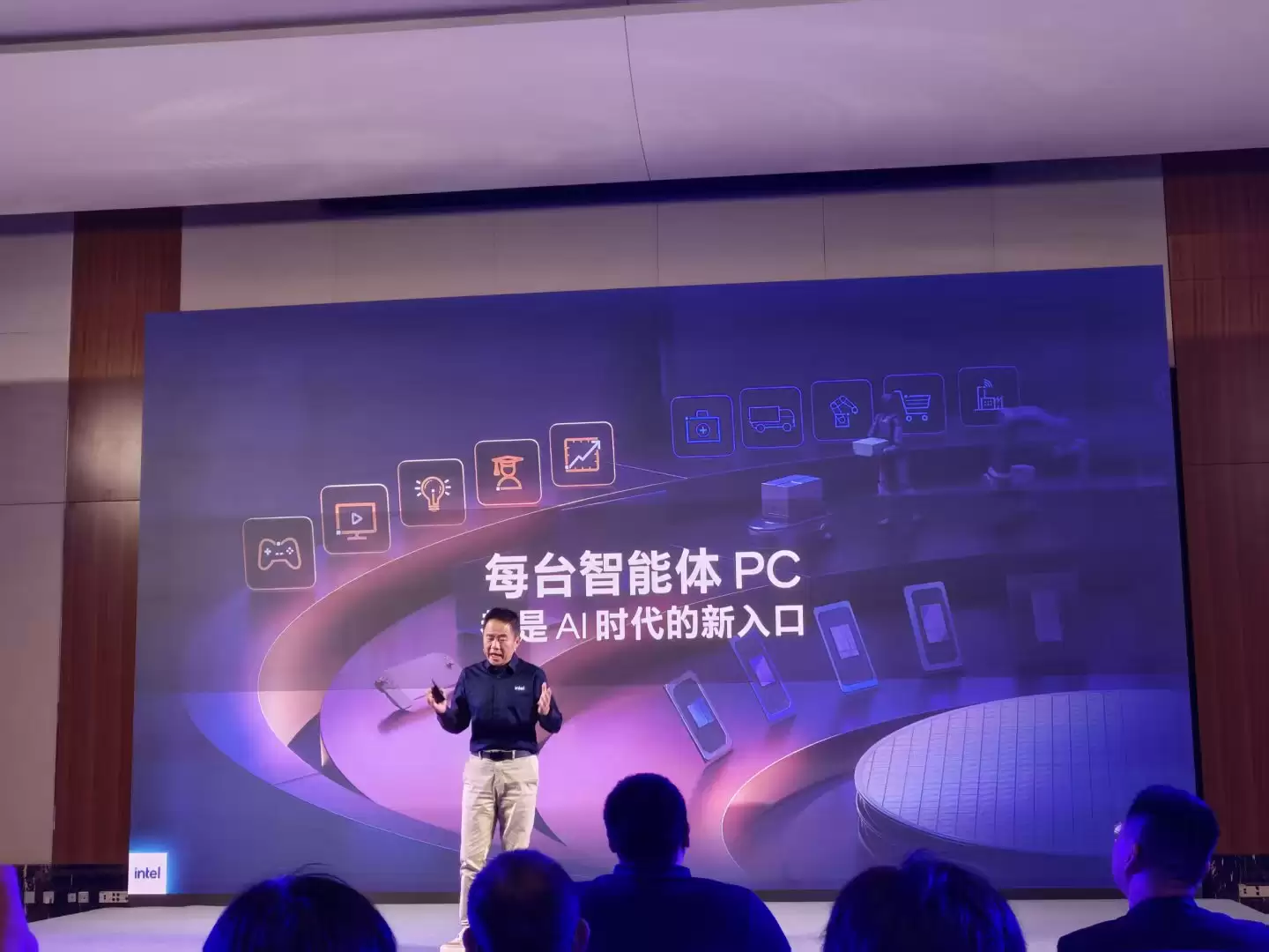 AI PC卷了两年算力，英特尔这次要带着行业“干活”