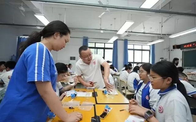 脑机接口、VR体验……暑假,点亮青少年科技梦想
