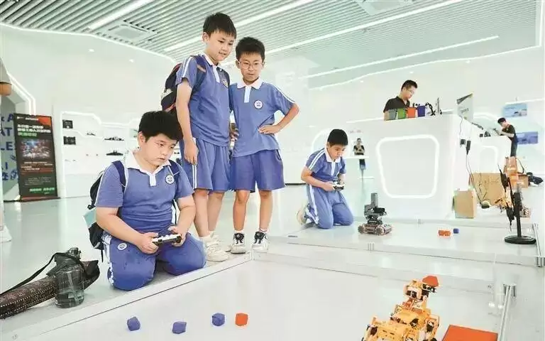 深圳加码青少年AI教育!龙华启动3万㎡AI产学研基地