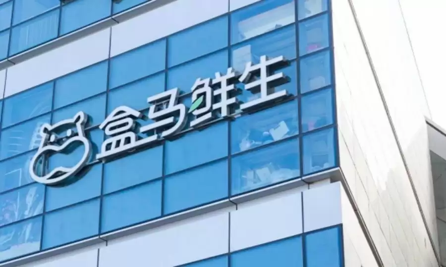 盒马又翻车了！员工穿皮鞋脚踩烧烤架，网友怒骂：真恶心人