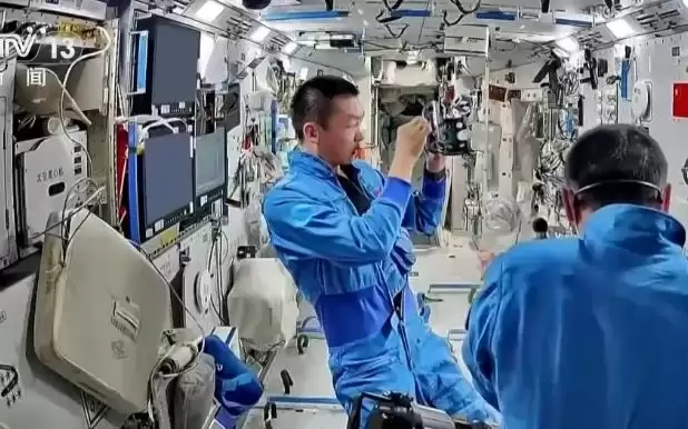 空间站里烤蛋糕?展示!
