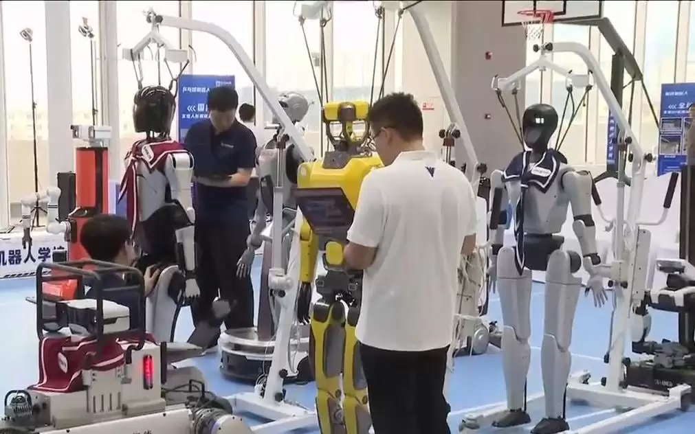 国内首个机器人学校开学,30台“学生”将接受系统化职业技能培训