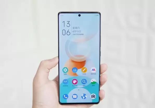 中兴 Axon30 Ultra 真机曝光,全球首款三主摄